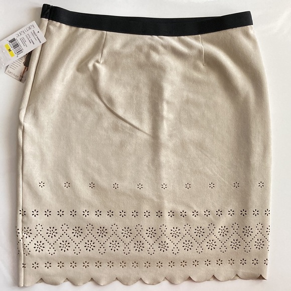 Karen Kane skirt Size M scollop cream with black lining and elastic black band. - Picture 2 of 13